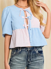 Gestreifte Kurzarmbluse zum Binden